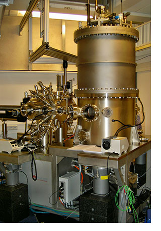 Low-temperature UHV spin-polarized STM in a 3D-vector magnet Low-temperature UHV spin-polarized STM in a 3D-vector magnet