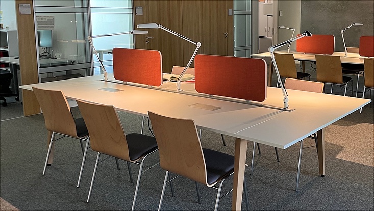 Arbeitsplätze im communal space im harbor