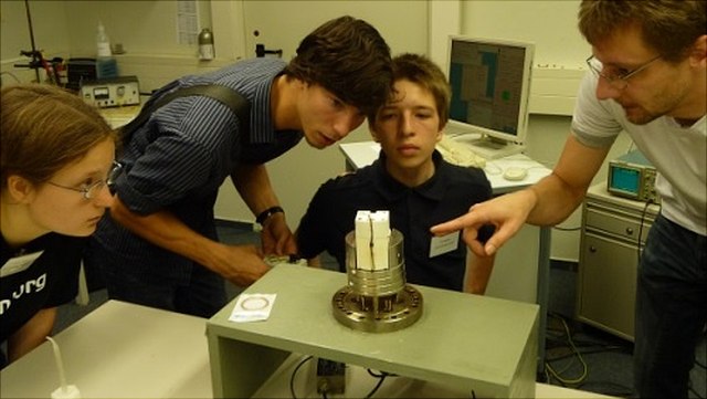 Schüler:innen und Betreuer beim Ferienkurs Forschung Physik