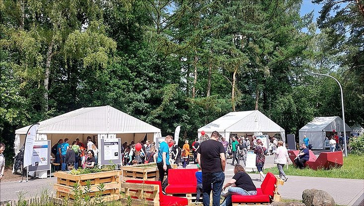 Palettenmöbel mit Zelten im Hintergrund